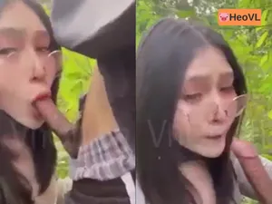 đi dã ngoại tiện địt em người yêu ở trong rừng