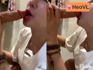 Vào nhà tắm tự sướng bú buồi giả