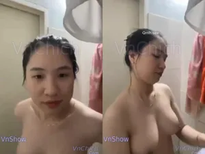 Gái vú to, vừa call với người yêu vừa tắm